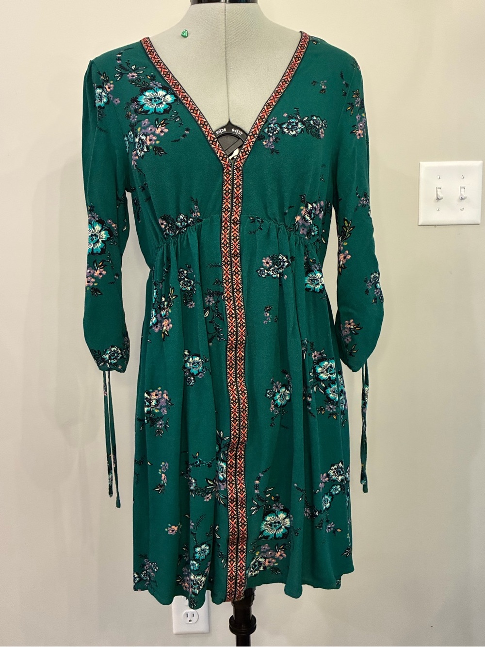 Chelsea & Violet Green Floral V-Neck Long Sleeve Dress